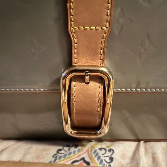 LOUIS VUITTON Never Used w/ Tag Monogram Vernis Christie GM in Silver Crossbody - Picture 7 of 15